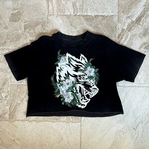 NWOT Darc Sport Cropped Ohana Wolf Black Tee (Size M)